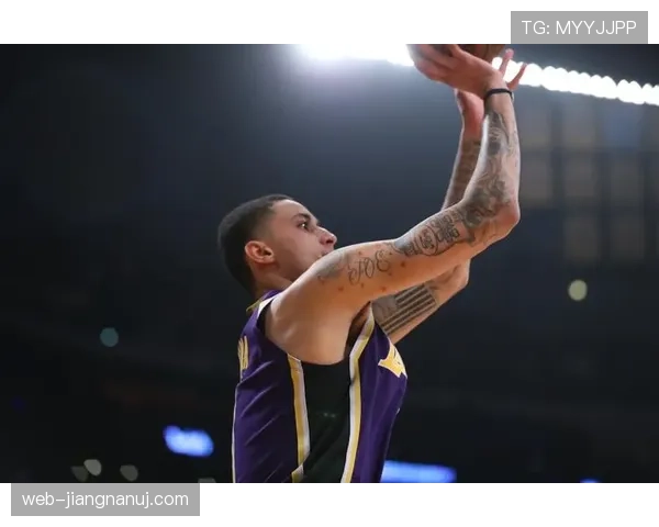 库兹马强化挡拆创造空间，助力湖人关键时刻得分爆发